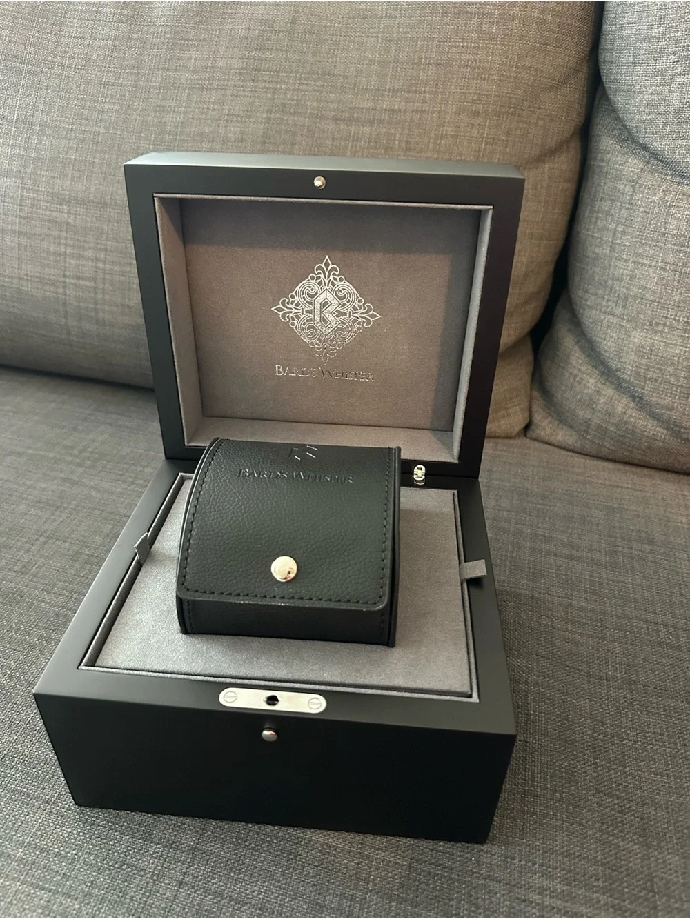 Bard’s whisper / Ornate Gold and Black Smartwatch with Decorative Dial